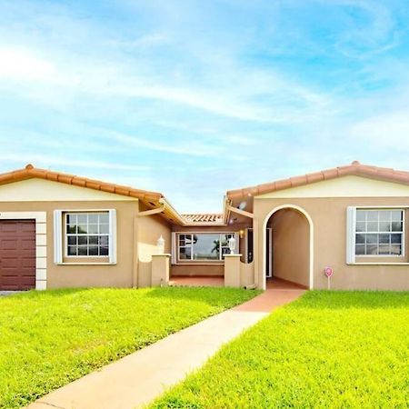 Stunning Lake-Front Villa With Pool & Spa Pembroke Pines Kültér fotó