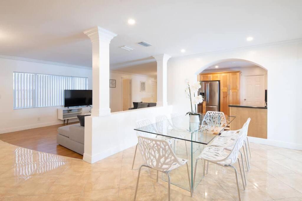 Stunning Lake-Front Villa With Pool & Spa Pembroke Pines Kültér fotó