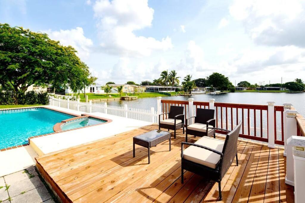Stunning Lake-Front Villa With Pool & Spa Pembroke Pines Kültér fotó
