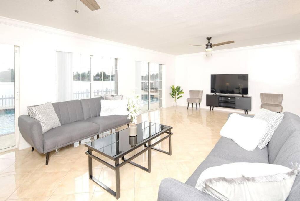 Stunning Lake-Front Villa With Pool & Spa Pembroke Pines Kültér fotó