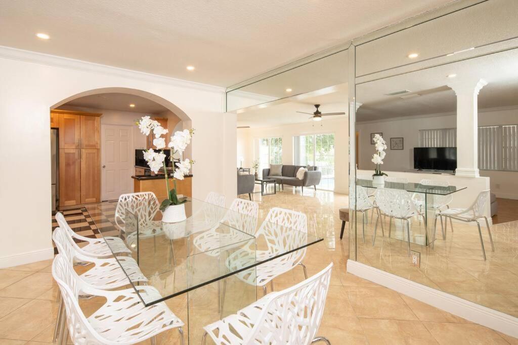 Stunning Lake-Front Villa With Pool & Spa Pembroke Pines Kültér fotó