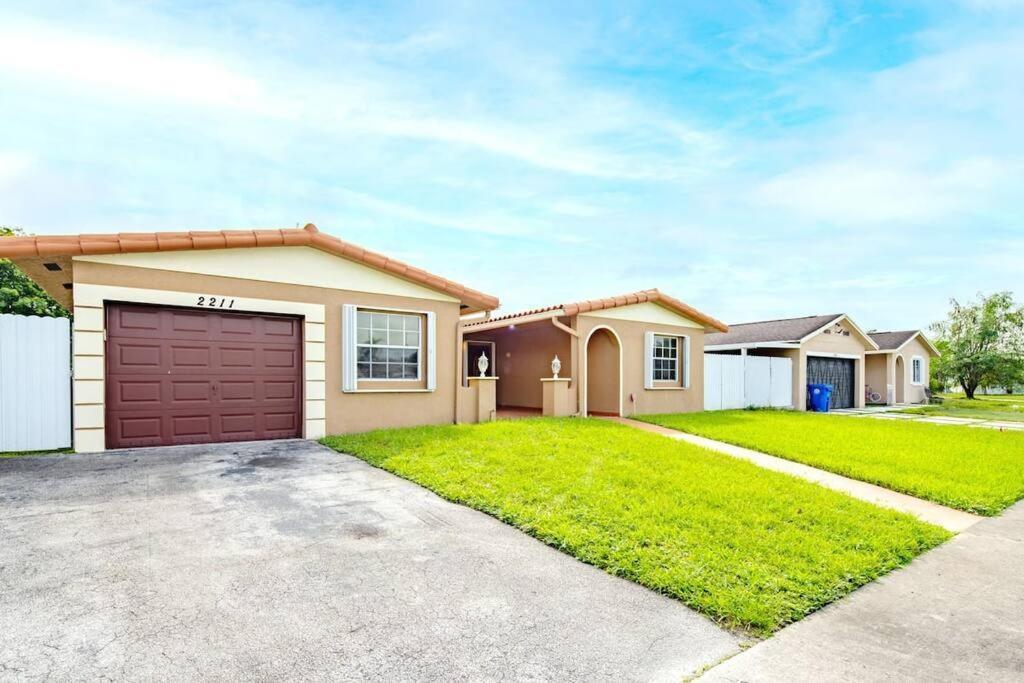 Stunning Lake-Front Villa With Pool & Spa Pembroke Pines Kültér fotó