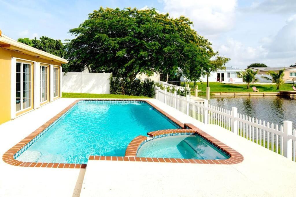 Stunning Lake-Front Villa With Pool & Spa Pembroke Pines Kültér fotó