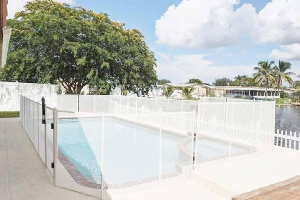 Stunning Lake-Front Villa With Pool & Spa Pembroke Pines Kültér fotó